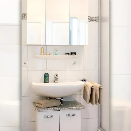 Pewsum In - Gemuetliche Fuer Bis Zu 2 Personen Direkt Am Hafen Mit Blick Auf Den Hafen - Haustiere Herzlich Willkommen