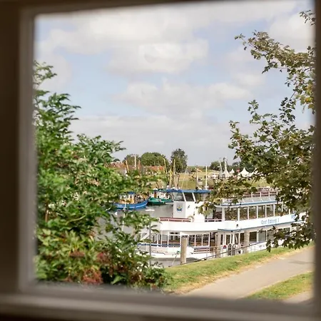 Pewsum In - Gemuetliche Fuer Bis Zu 2 Personen Direkt Am Hafen Mit Blick Auf Den Hafen - Haustiere Herzlich Willkommen Greetsiel