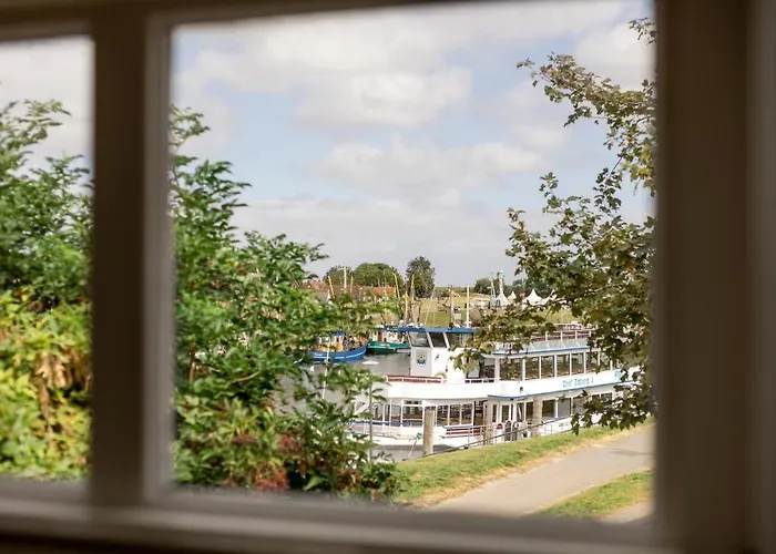 Pewsum In - Gemuetliche Fuer Bis Zu 2 Personen Direkt Am Hafen Mit Blick Auf Den Hafen - Haustiere Herzlich Willkommen * Greetsiel